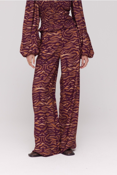 Harper & Yve paarse dames broek | Model vooraanzicht