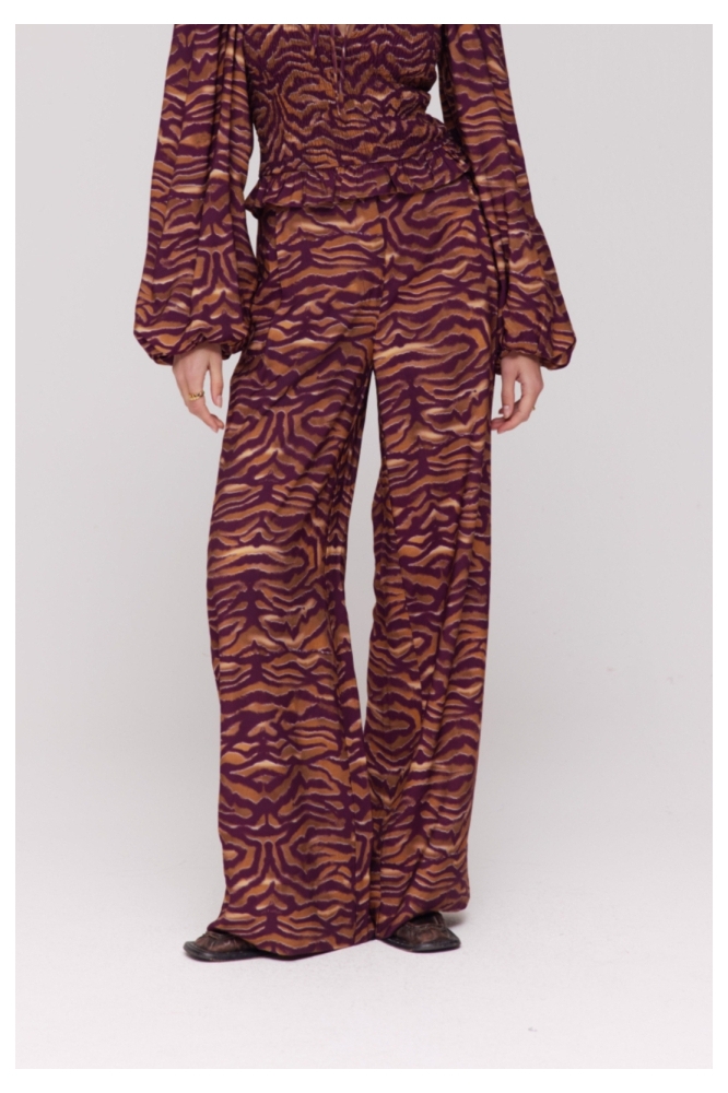 Harper & Yve paarse dames broek | Model vooraanzicht