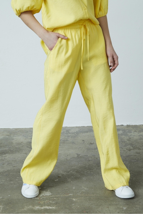 SisterS point gele dames broek | Model vooraanzicht
