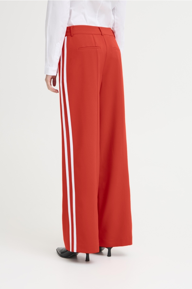 Ichi rode dames broek | Model achteraanzicht