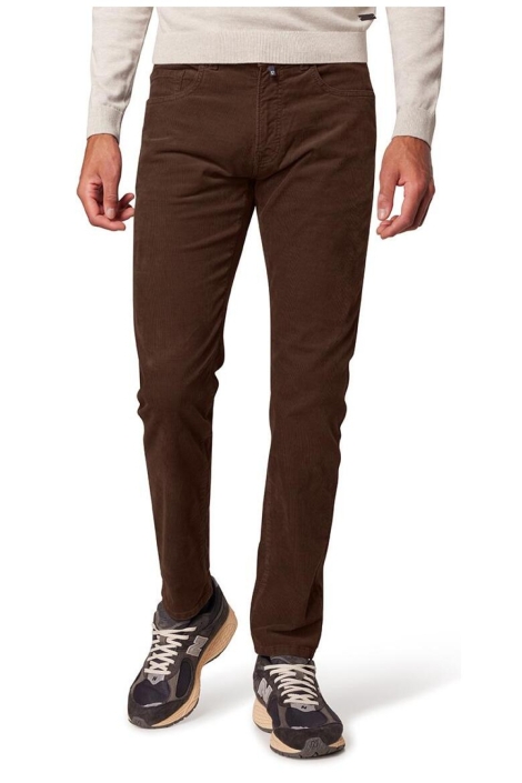 Pierre Cardin bruine heren broek | Model vooraanzicht