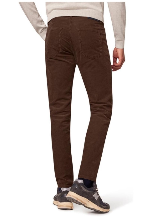 Pierre Cardin bruine heren broek | Model achteraanzicht