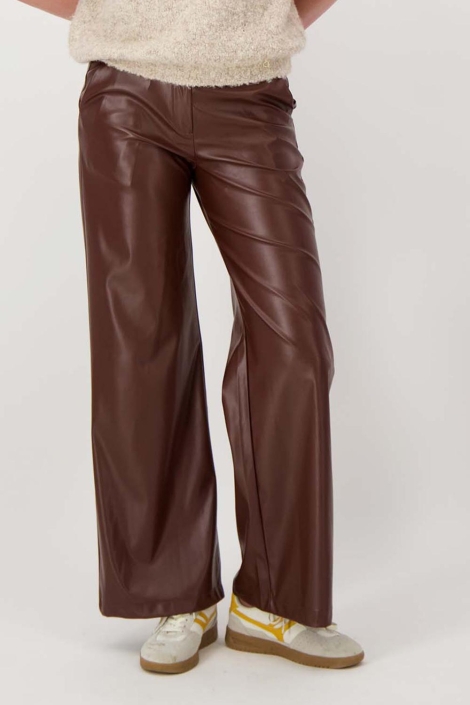 Zusss bruine dames broek | Model vooraanzicht