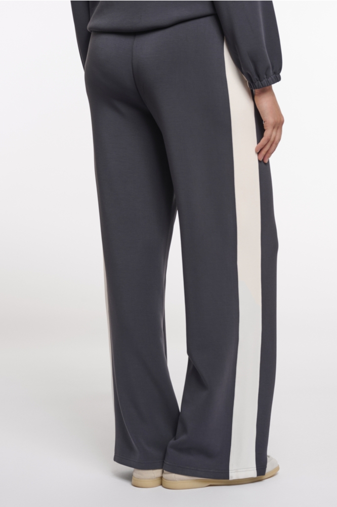 Rino & Pelle blauwe dames broek | Model achteraanzicht