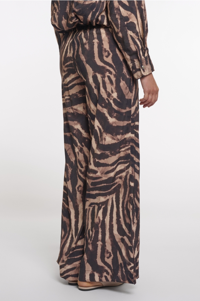 Rino & Pelle camel dames broek | Model achteraanzicht