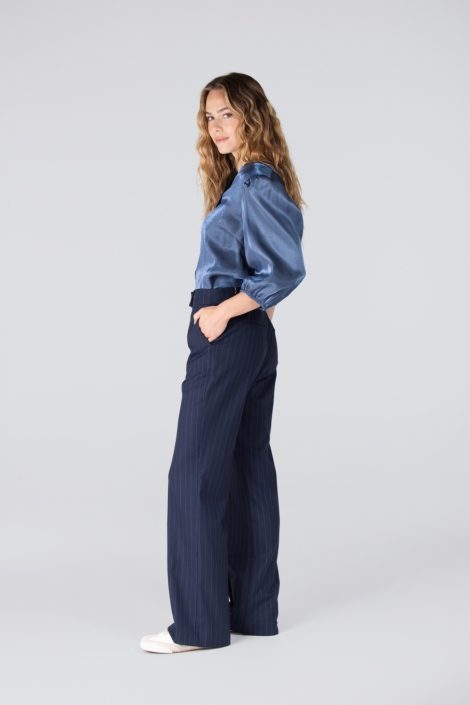 Juffrouw Jansen blauwe dames broek | Model zijaanzicht