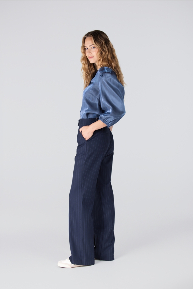 Juffrouw Jansen blauwe dames broek | Model zijaanzicht