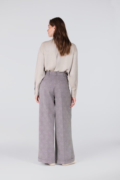 Juffrouw Jansen zwarte dames broek | Model achteraanzicht