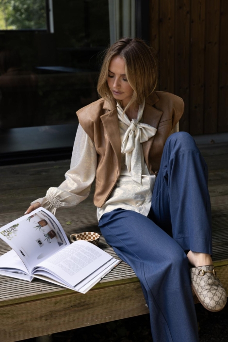 Kimara blauwe dames broek | Model