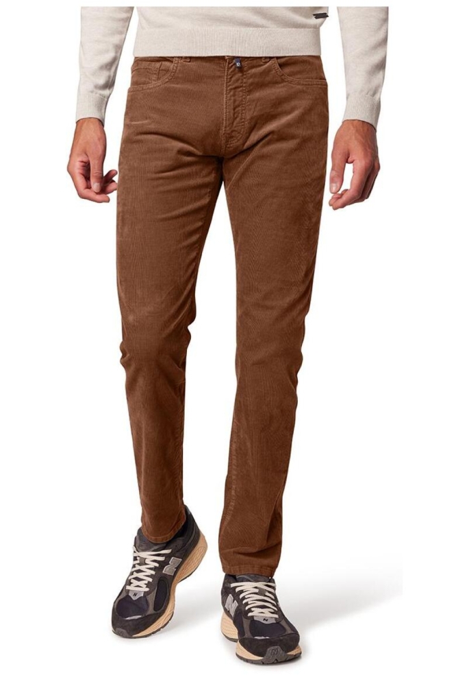 Pierre Cardin bruine heren broek | Model vooraanzicht