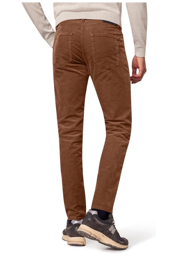 Pierre Cardin bruine heren broek | Model achteraanzicht