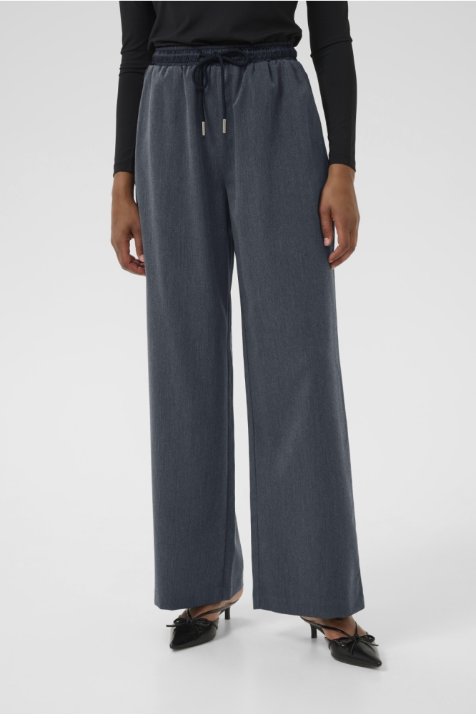 Kaffe grijze dames broek | Model vooraanzicht