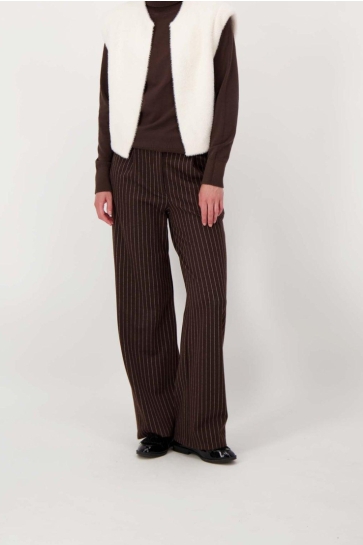 Zusss Broek KRIJTSTREEP BROEK MET BANDPLOOI DETAIL 0303 088 CHOCOLADE BRUIN
