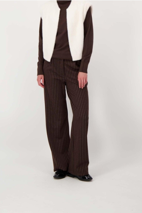 Zusss bruine dames broek | Model vooraanzicht