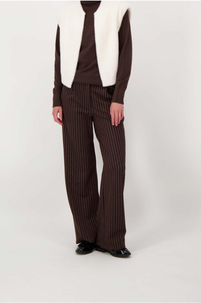 Zusss bruine dames broek | Model vooraanzicht