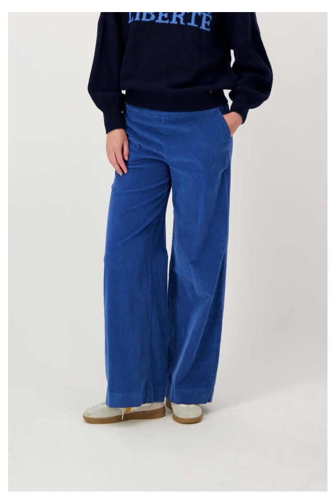 Zusss blauwe dames broek | Model vooraanzicht