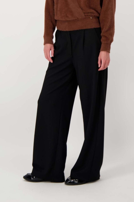 Zusss zwarte dames broek | Model vooraanzicht