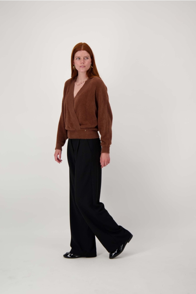 Zusss zwarte dames broek | Model zijaanzicht