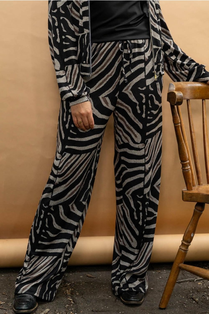 FOS Amsterdam grijze dames broek | Model vooraanzicht