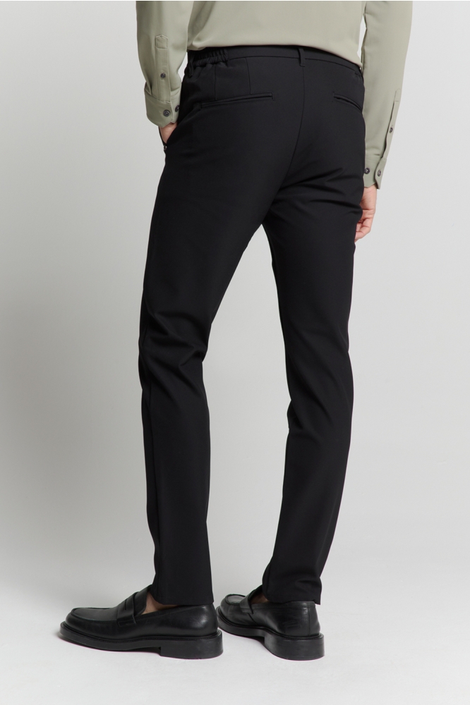 NO-EXCESS zwarte heren broek | Model achteraanzicht
