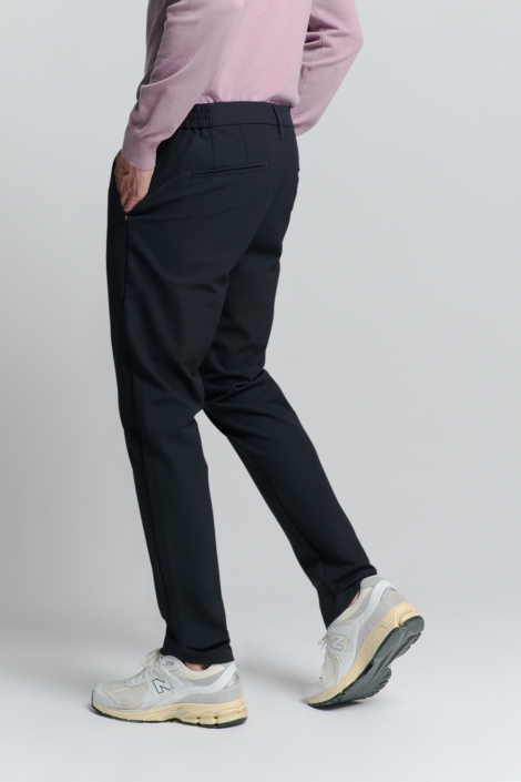 NO-EXCESS blauwe heren broek | Model achteraanzicht