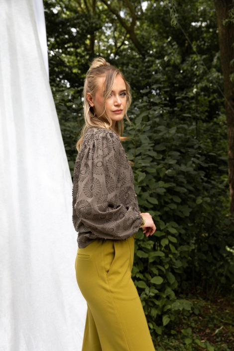 I-coni-K groene dames broek | Model zijaanzicht