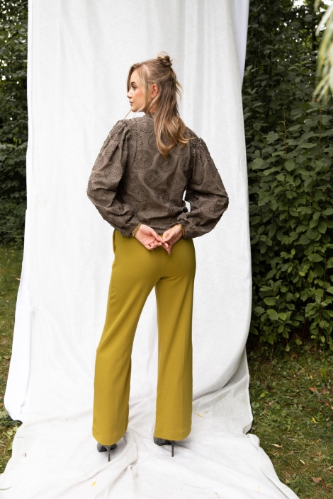 I-coni-K groene dames broek | Model achteraanzicht