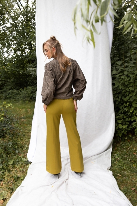 I-coni-K groene dames broek | Model achteraanzicht