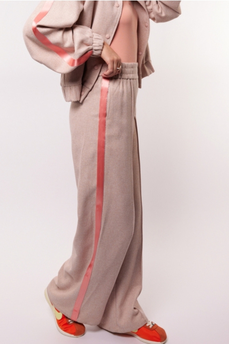 Fluresk beige dames broek | Model zijaanzicht