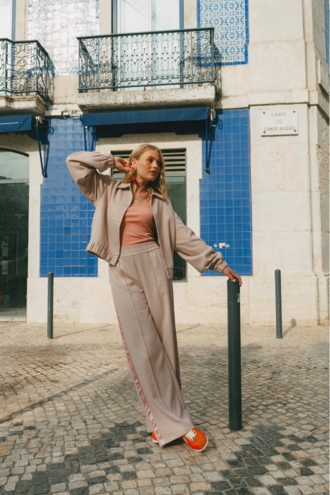 Fluresk beige dames broek | Sfeerbeeld, In situatie