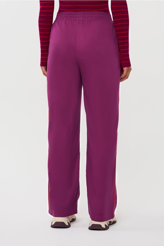 Ydence paarse dames broek | Model achteraanzicht