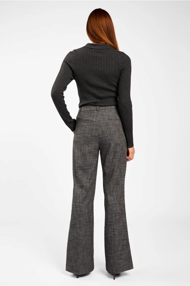 Aaiko zwarte dames broek | Model achteraanzicht