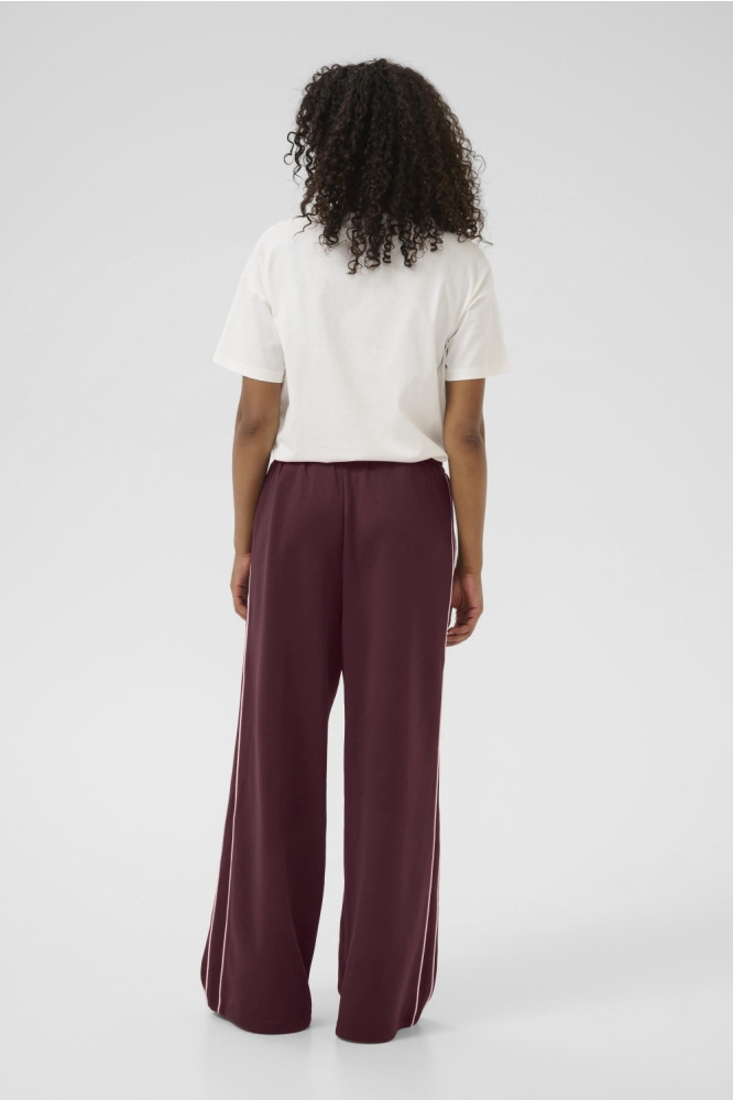 Kaffe bordeaux dames broek | Model achteraanzicht