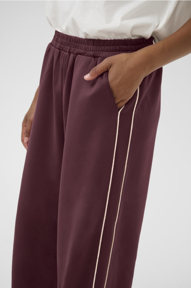Kaffe bordeaux dames broek | Close up