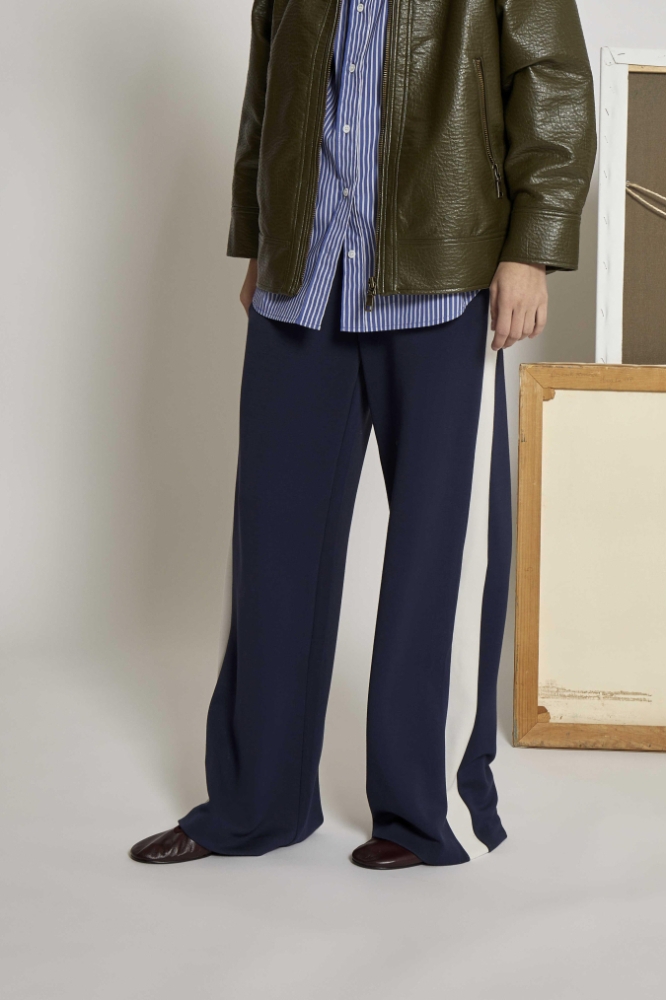 Peppercorn blauwe dames broek | Model vooraanzicht