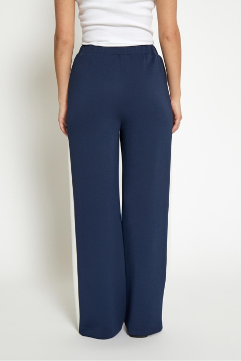 Peppercorn blauwe dames broek | Model achteraanzicht