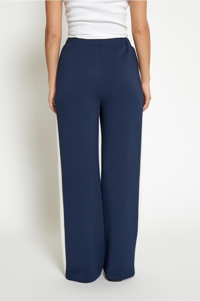 Peppercorn blauwe dames broek | Model achteraanzicht