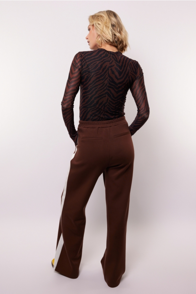 Fluresk bruine dames broek | Model achteraanzicht