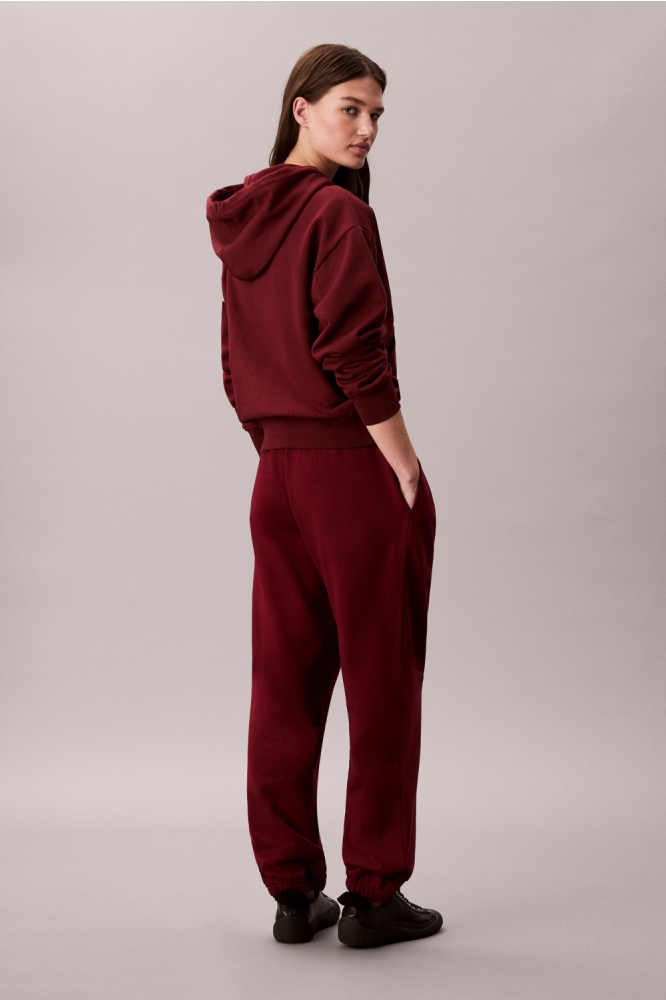 Calvin Klein bordeaux dames broek | Model achteraanzicht