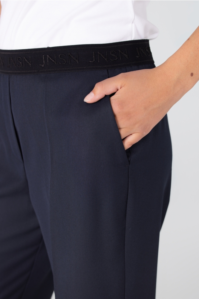 Juffrouw Jansen blauwe dames broek | Close up