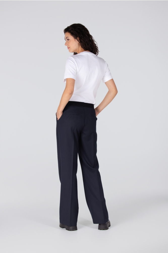 Juffrouw Jansen blauwe dames broek | Model achteraanzicht