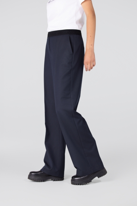 Juffrouw Jansen blauwe dames broek | Model zijaanzicht