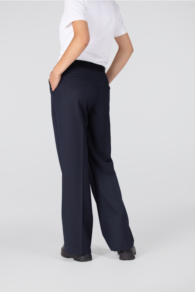 Juffrouw Jansen blauwe dames broek | Model achteraanzicht