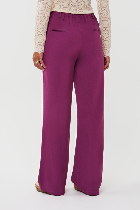 Ydence paarse dames broek | Model achteraanzicht
