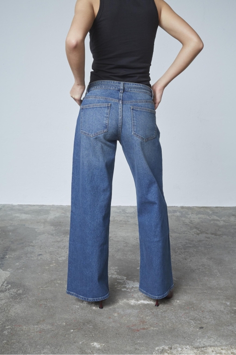 SisterS point blauwe dames jeans | Model achteraanzicht