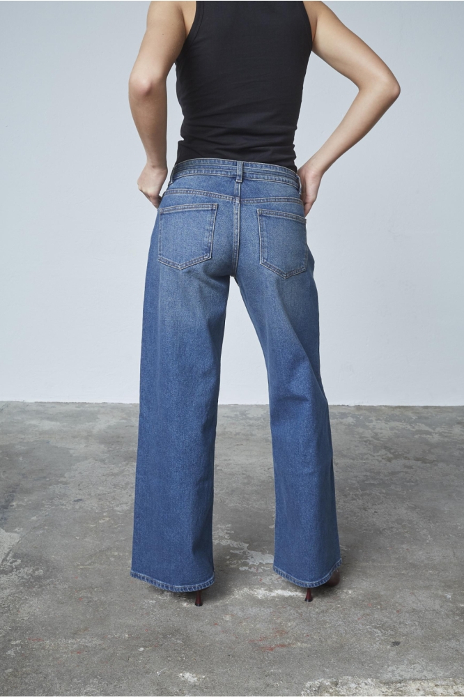 SisterS point blauwe dames jeans | Model achteraanzicht