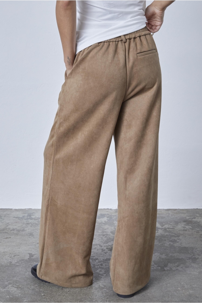 SisterS point camel dames broek | Model achteraanzicht