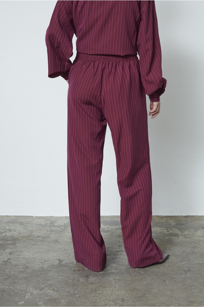 SisterS point bordeaux dames broek | Model achteraanzicht