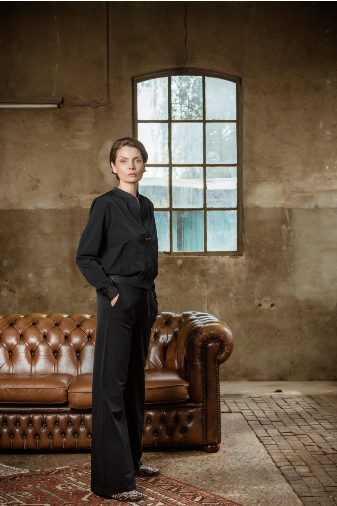 TQ Amsterdam zwarte dames broek | Sfeerbeeld, In situatie