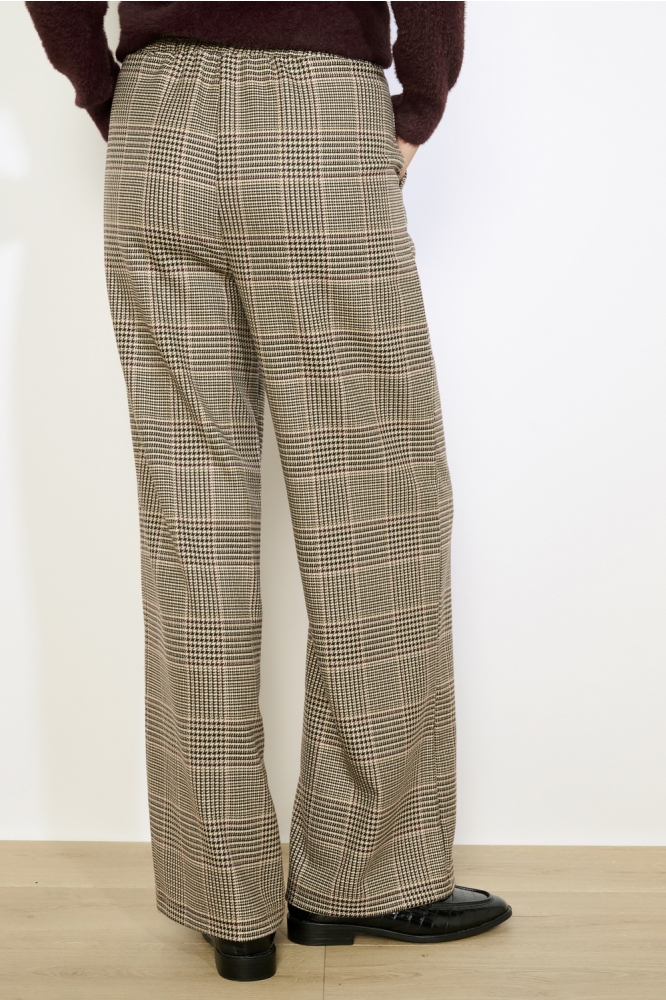 LolaLiza camel dames broek | Model achteraanzicht